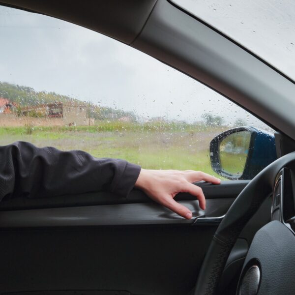 Jak bezpiecznie jeździć w deszczu? Porady dotyczące bezpieczeństwa jazdy w zmiennych warunkach atmosferycznych.