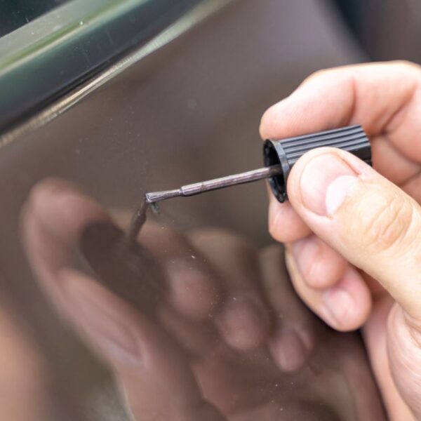 Naprawa lakieru samochodowego: Jak samodzielnie usunąć drobne rysy i zadrapania?