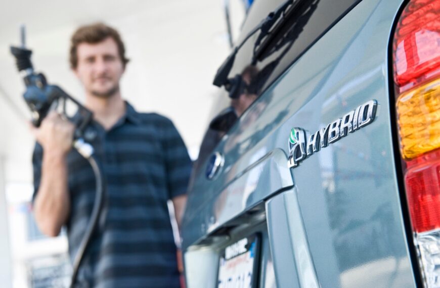 Elektryczny vs. Hybrydowy: Który rodzaj pojazdu wybrać w 2023 roku?