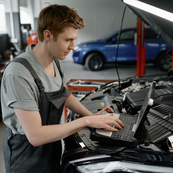 Jakie są najczęstsze przyczyny awarii skrzyni biegów i jak je naprawić?