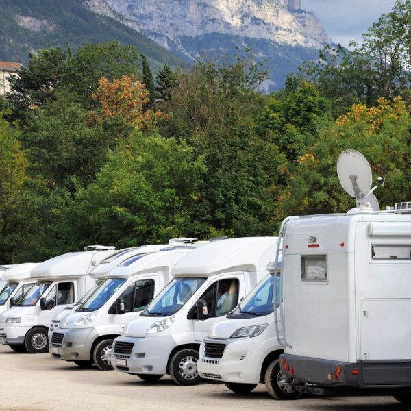 Kampery na sprzedaż – jak mądrze wybrać swój wymarzony pojazd?