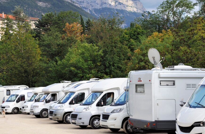 Kampery na sprzedaż – jak mądrze wybrać swój wymarzony pojazd?