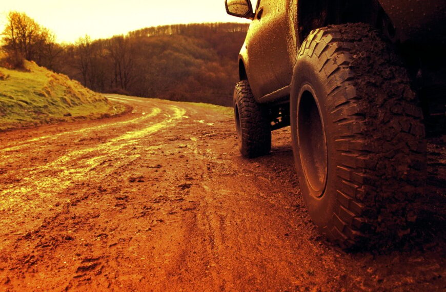 Jakie są podstawowe różnice między napędem na przednie, tylne i cztery koła?