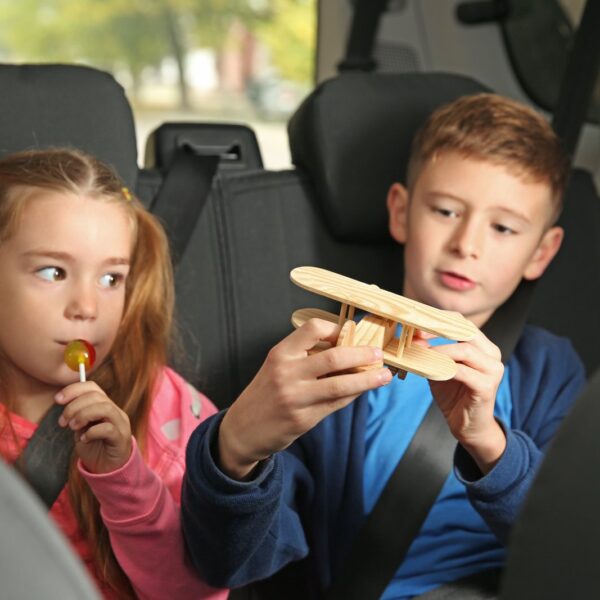 Bezpieczne przewożenie dzieci w aucie: Najlepsze praktyki i najnowsze przepisy