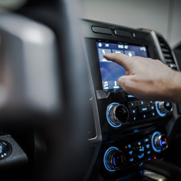 Jakie są najczęstsze błędy przy instalacji systemów audio w samochodzie i jak ich uniknąć?