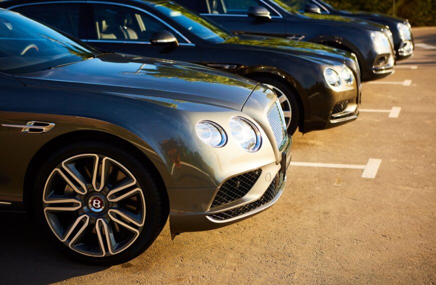 Zielone tablice rejestracyjne: Co oznaczają i jakie uprawnienia daje ich posiadanie?