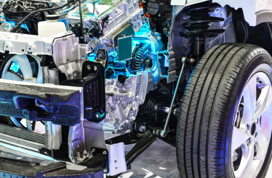 Porównanie technologii hybrydowej i mild hybrid: Co warto wiedzieć przy wyborze nowego auta?