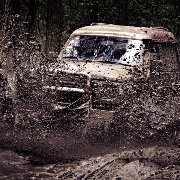 Jak wybrać najlepszy samochód terenowy: Porównanie pojazdów dla miłośników off-roadu