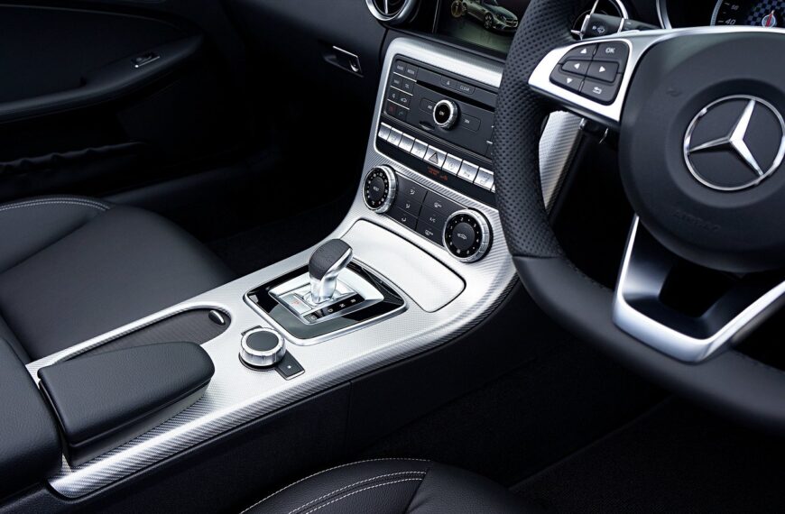 Jak dbać o tapicerkę samochodową: Praktyczne porady i rekomendacje produktów