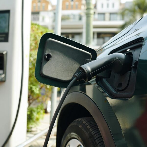 Jakie innowacje technologiczne mogą zrewolucjonizować rynek aut elektrycznych w najbliższej dekadzie?