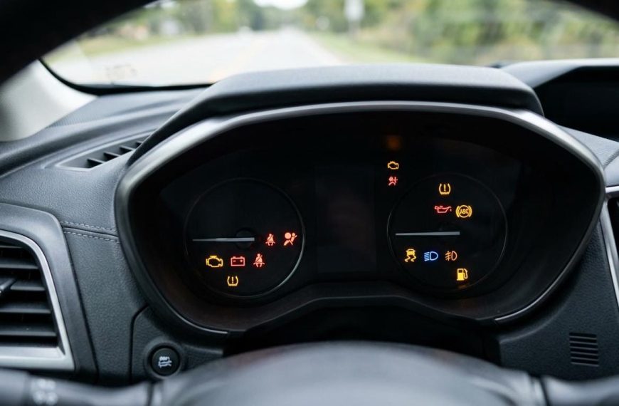 Kontrolki na desce rozdzielczej: Co naprawdę oznaczają?